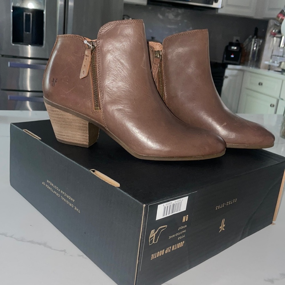 BRAND NEW ⭐️ Frye Judith Zip Bootie